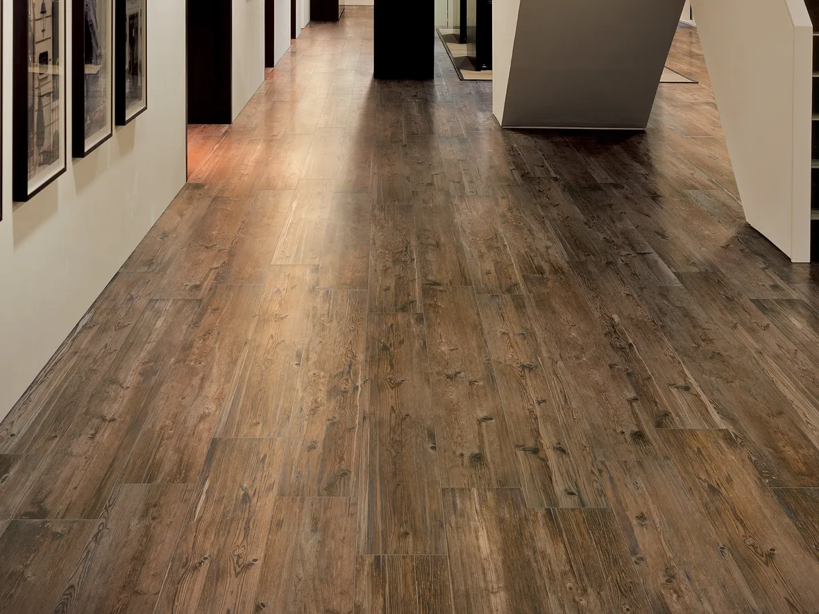 Pavimentazione realizzata con gres porcellanato a effetto legno
