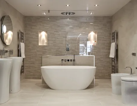 Bagno con piastrelle