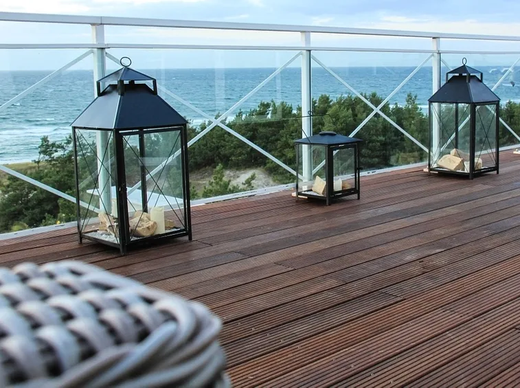 Bella terrazza con lanterne