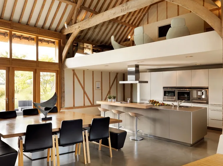 Cucina con soppalco in legno