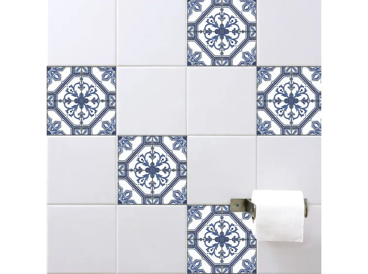 Piastrelle con adesivi alternati per il bagno