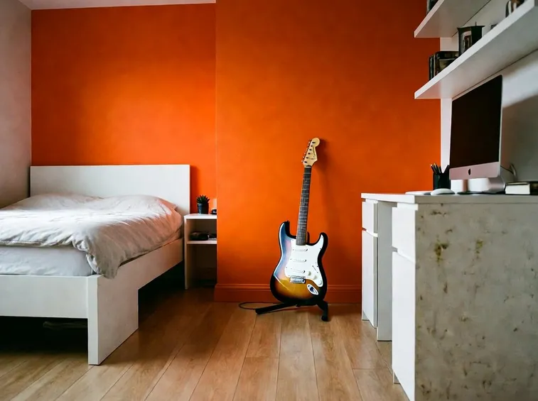 Camera da letto con parete colorata