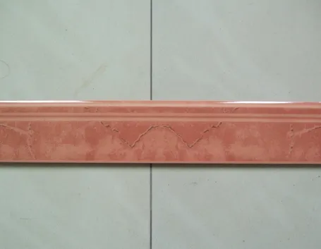 Battiscopa in ceramica decorato