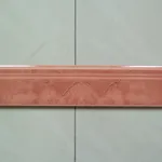 Battiscopa in ceramica decorato