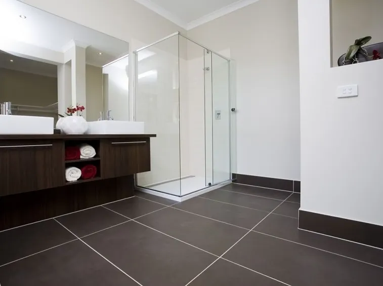 bagno con battiscopa in gres