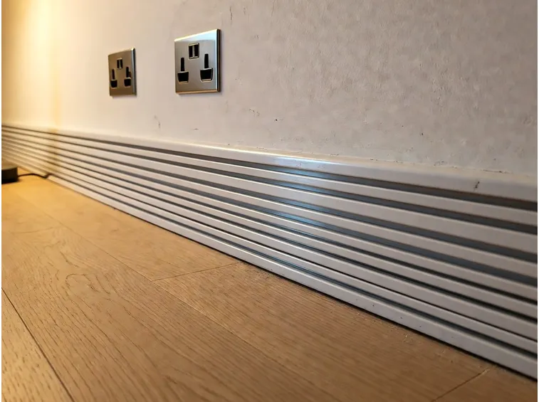 installazione Battiscopa incassato