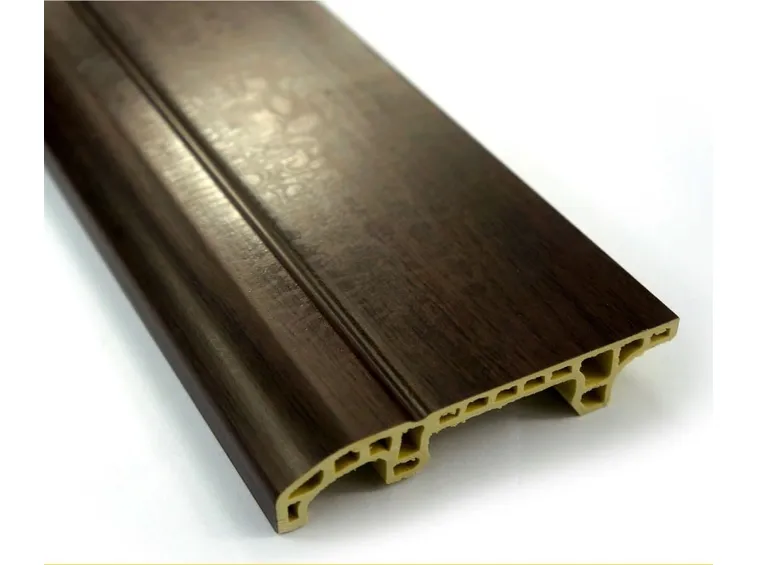 Battiscopa passacavi in legno