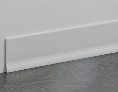Un modello di battiscopa in pvc bianco
