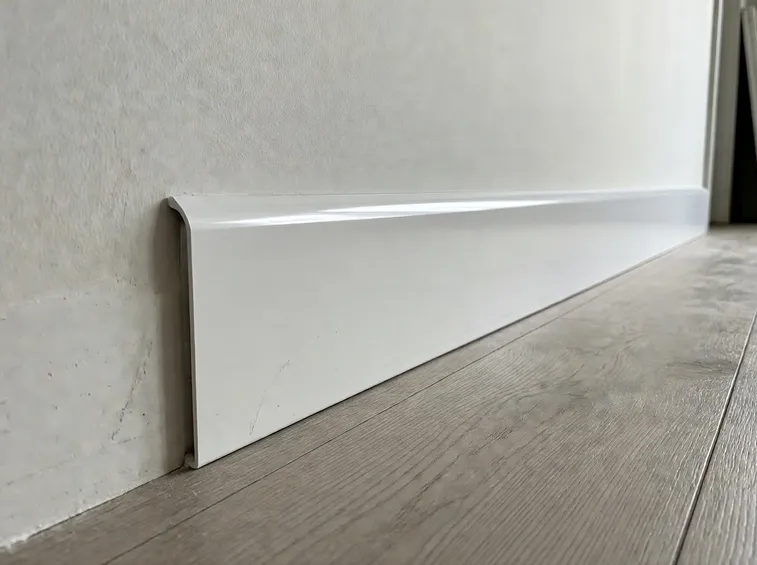 Un modello di battiscopa in pvc bianco