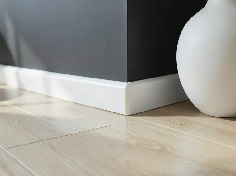 Piccolo battiscopa bianco in pvc