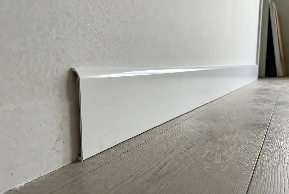 Un modello di battiscopa in pvc bianco