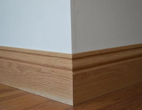 Esempio battiscopa colore legno