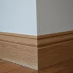 Esempio battiscopa colore legno