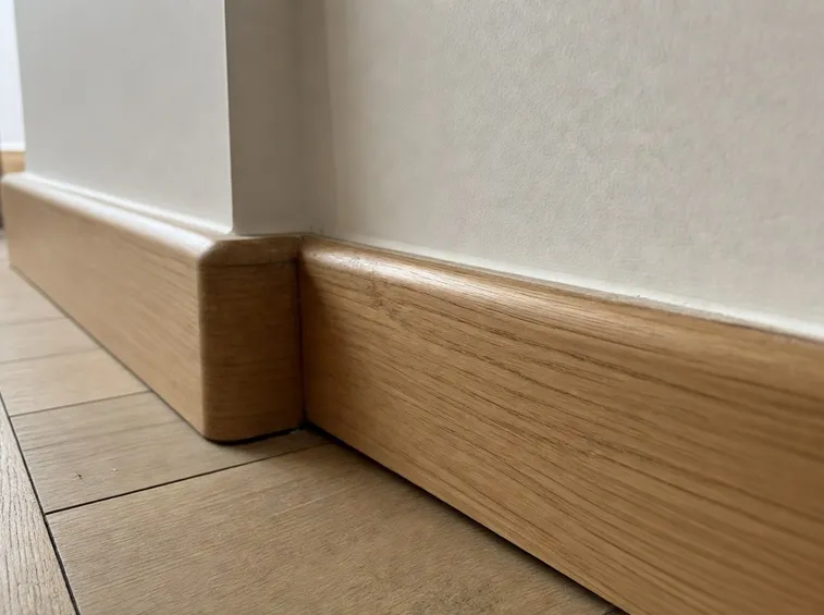 Esempio battiscopa colore legno