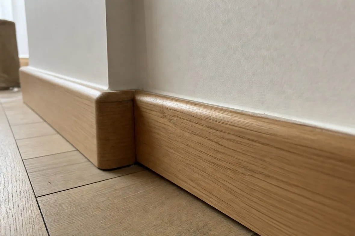 Esempio battiscopa colore legno