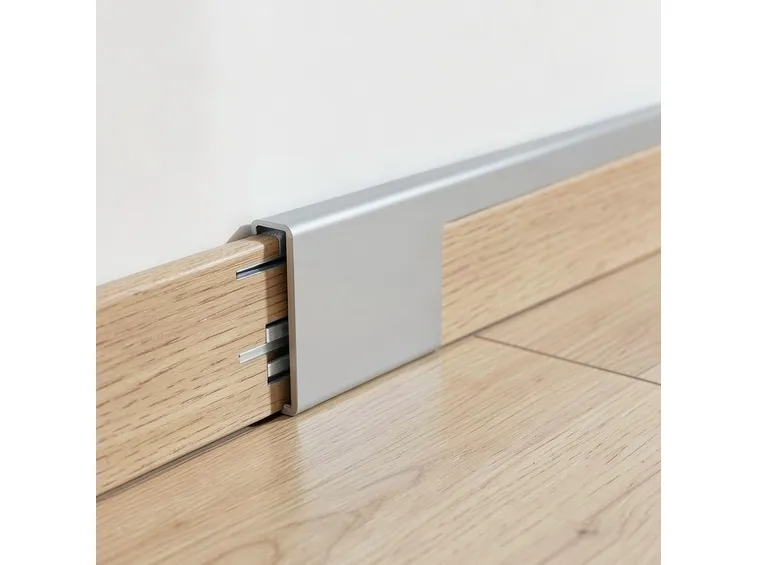 Zoccolino passacavi in alluminio e legno