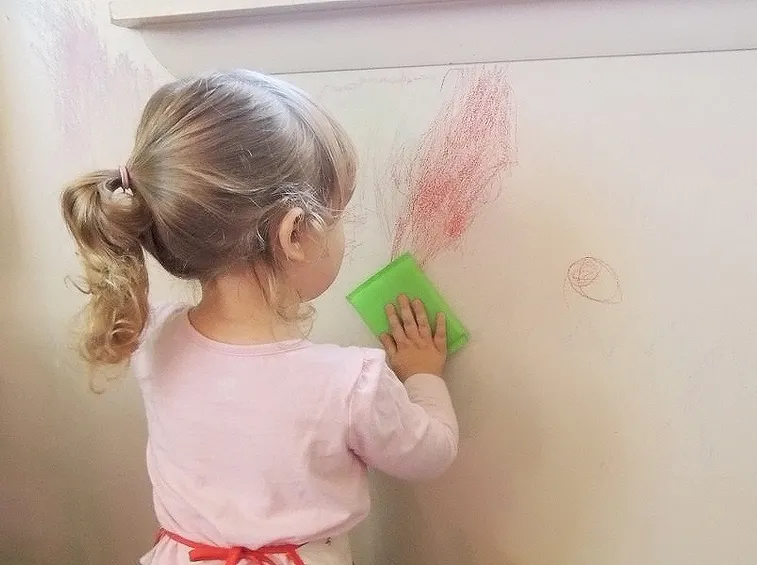 Parete macchiata da bambini