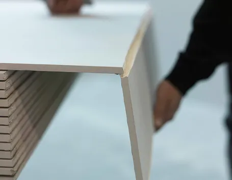 Lastra di cartongesso in fase di taglio
