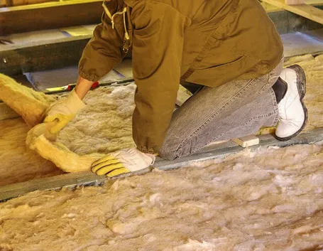 Un uomo adopera lana di roccia
