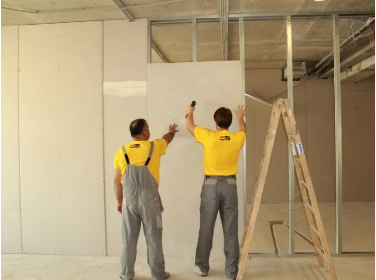 Fase di lavorazione di una parete in cartongesso