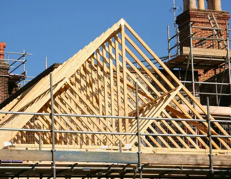 Tetto in legno in costruzione
