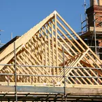 Tetto in legno in costruzione