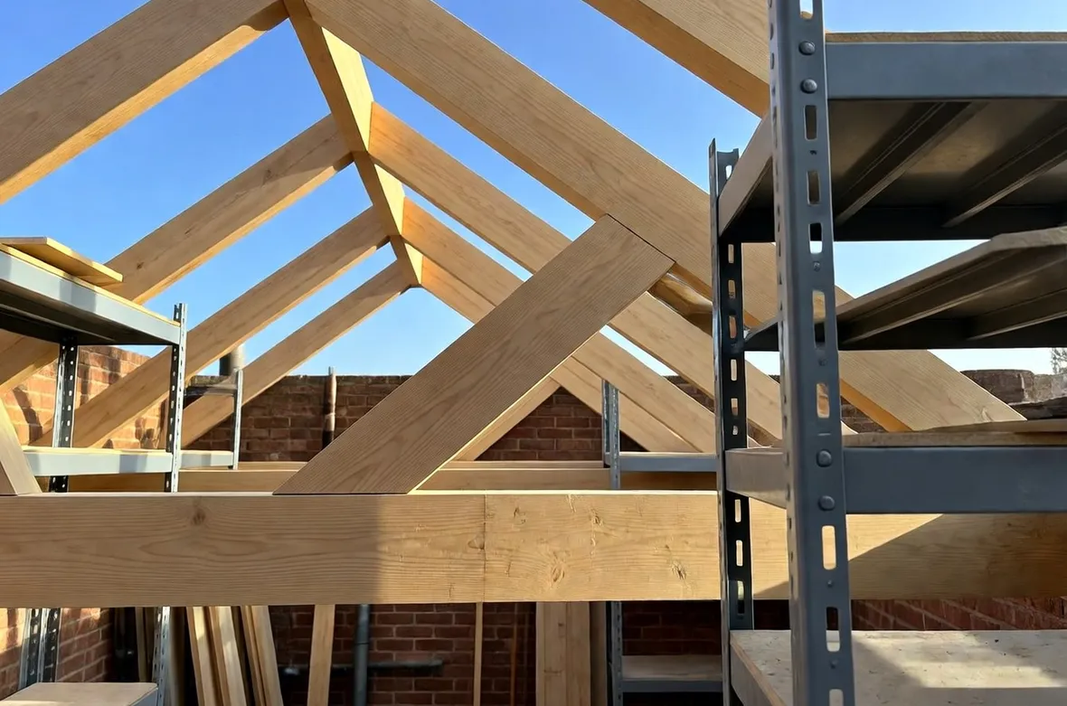 Tetto in legno in costruzione