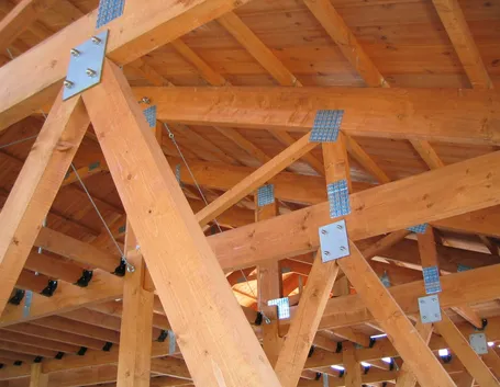 Interno di un tetto in legno