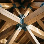 Interno di un tetto in legno