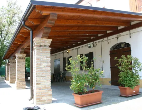 Tettoia realizzata in legno di notevoli dimensioni