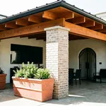 Tettoia realizzata in legno di notevoli dimensioni