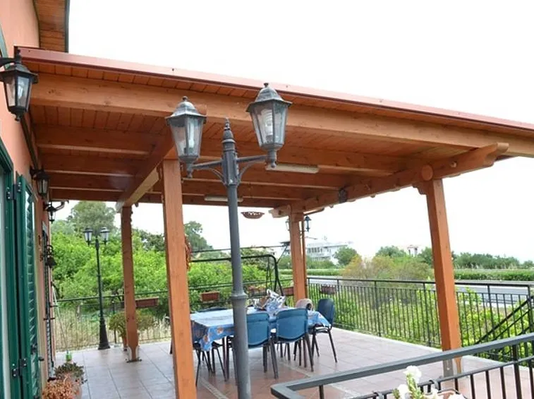 Tettoia di una casa in legno