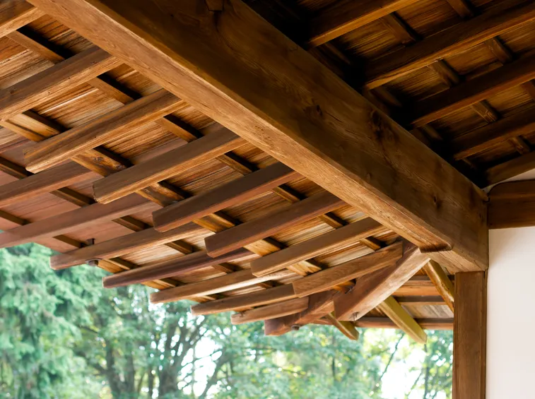 Pezzi di travi di legno