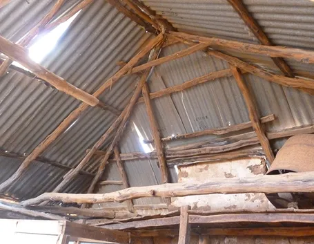 Vecchio tetto in legno