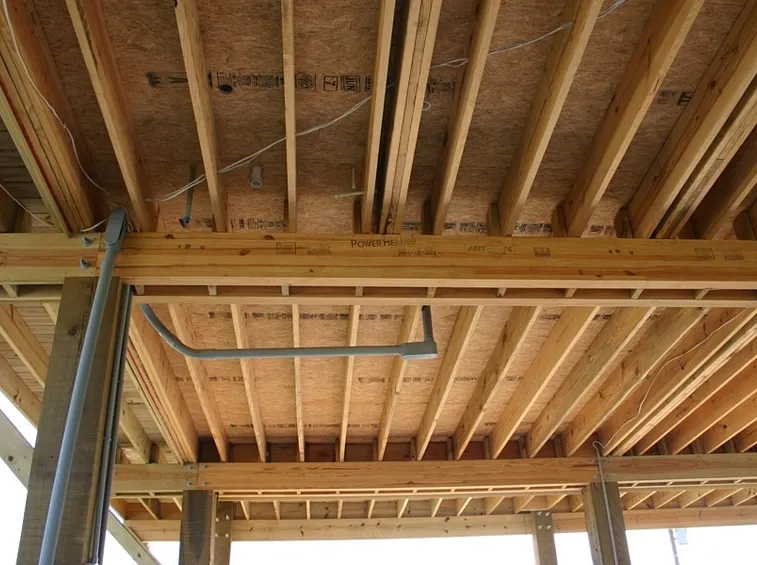 Soffitto con travi in legno