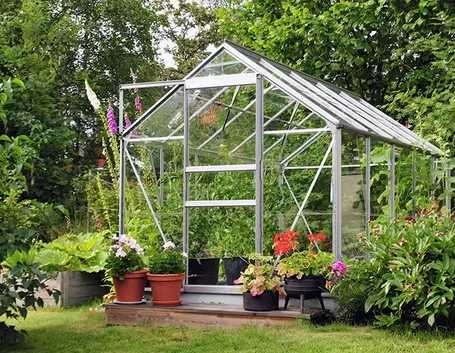 Una serra orto da giardino