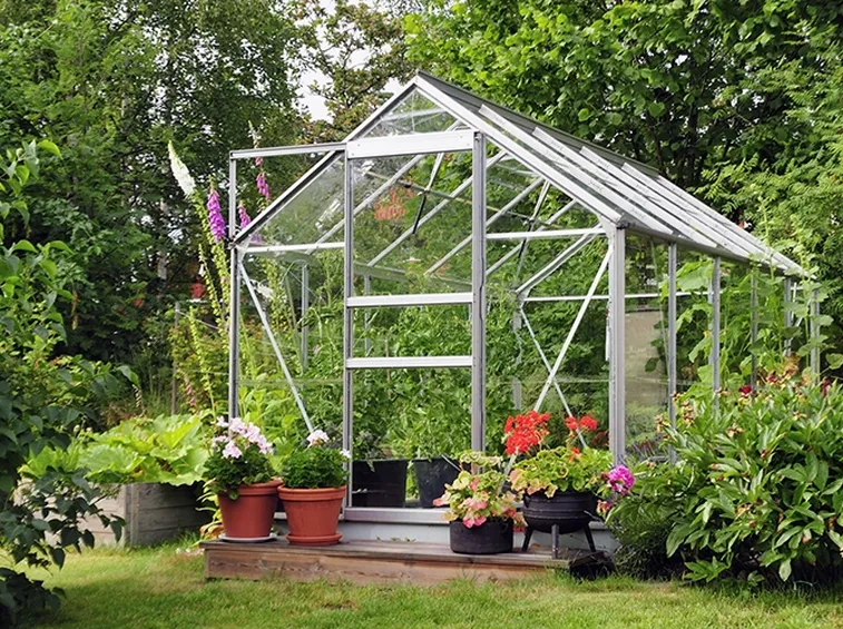 Una serra orto da giardino