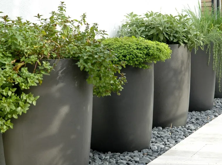 Terrazza piantumata con vasi in resina