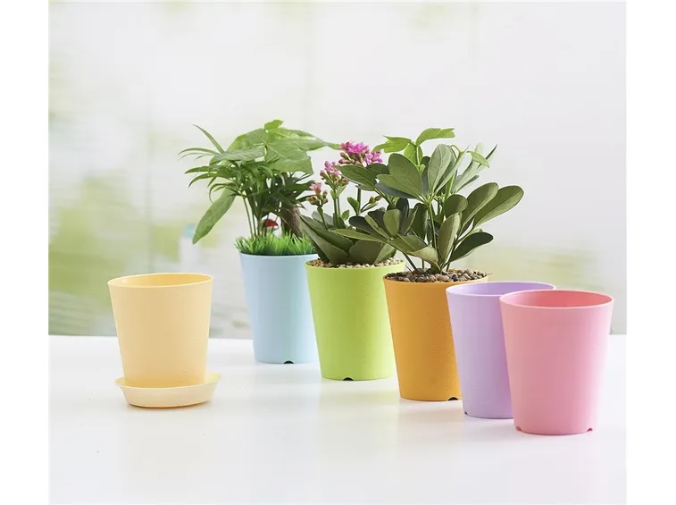 Alcuni vasi in plastica