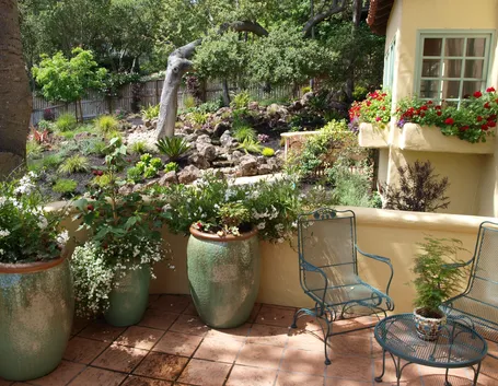 Grandi vasi da terrazzo in terracotta