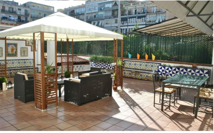 Arredo terrazzo con gazebo, divani e tavolo