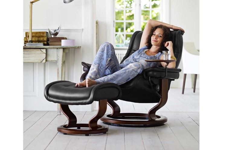 Una poltrona reclinabile con chaise-lounge