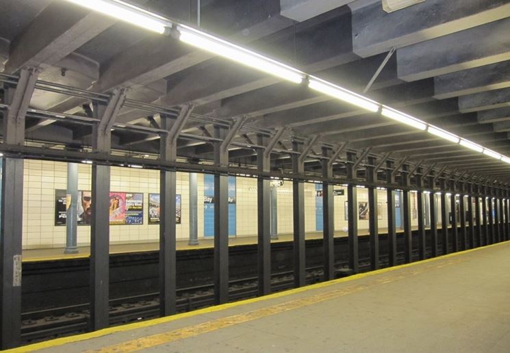 Stazione metropolitana illuminata con neon a led