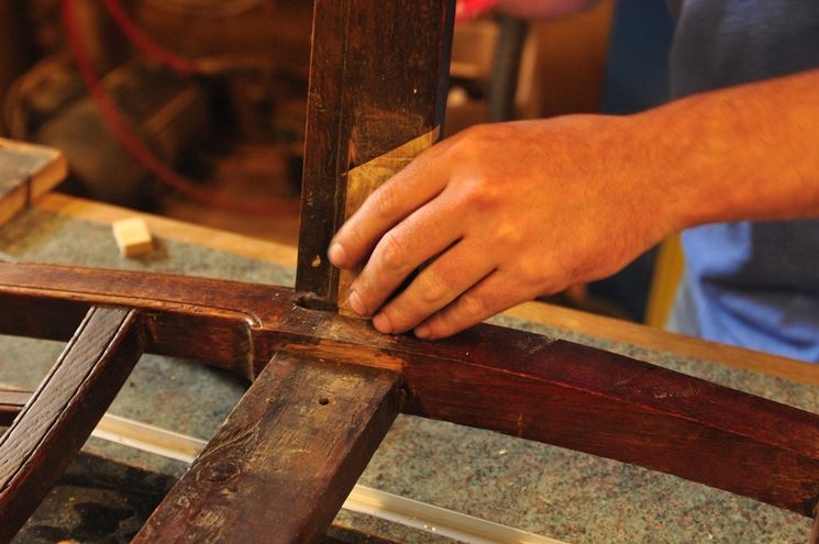 Una fase del restauro legno