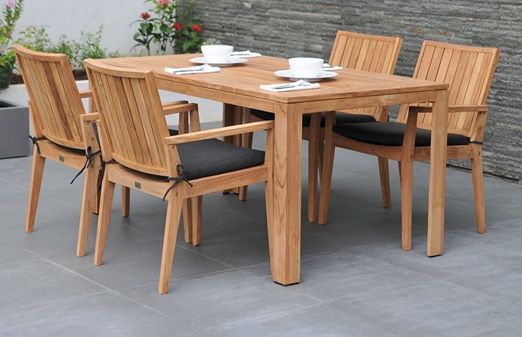Tavolo per giardino in legno