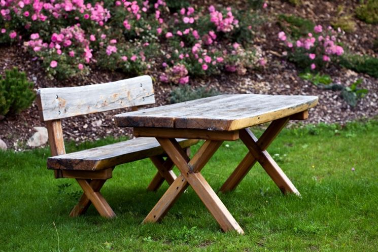 Tavolo per picnic in legno grezzo