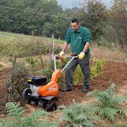 Agricoltore al lavoro con la motozappa