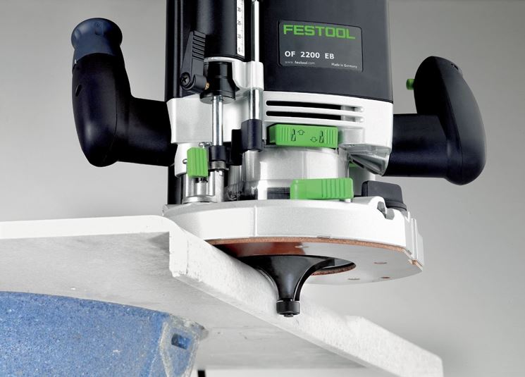 Fresatrice verticale Festool su materiali minerali