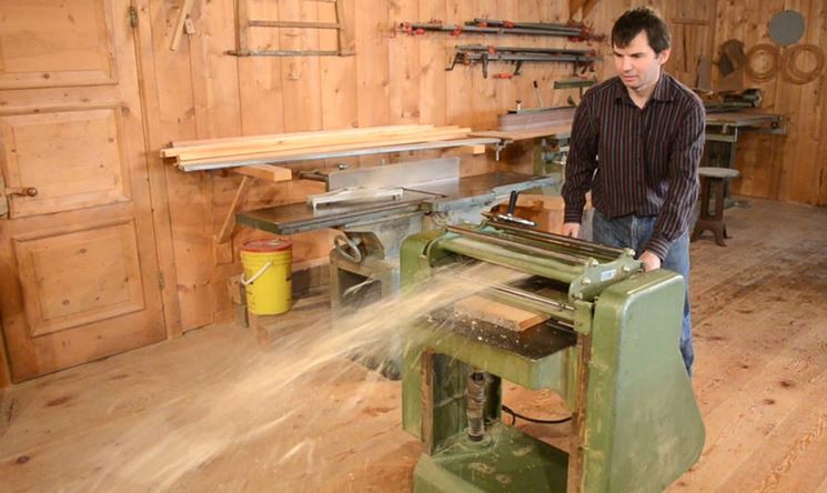 Lavorazione del legno con pialla