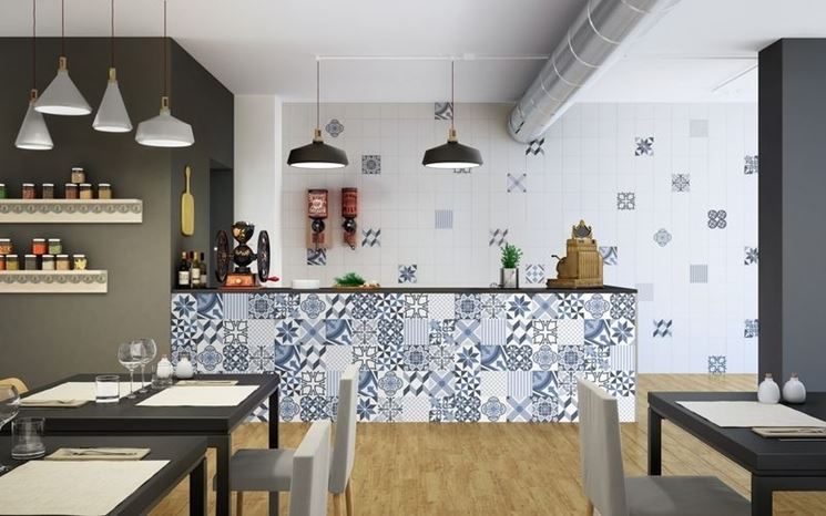 Cucina con piastrelle di ceramica